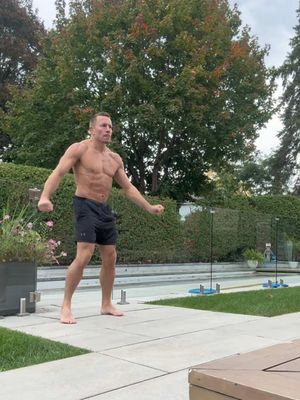 Here’s a sped-up version of the quick mobility routine I love doing first thing in the morning to get ready for the day. Give it a try and let me know how you feel! #fyp #training 