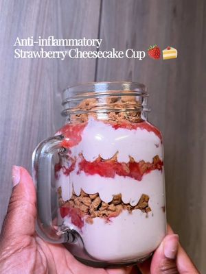 Anti-inflammatory strawberry cheesecake cup 🍓🍰 *save this for later*  Thank you @KiaTatyana for this recipe!  This was sooo good! Save this recipe and let me know what you think!  #antiinflammatory #antiinflammatorydiet #healthydessert 