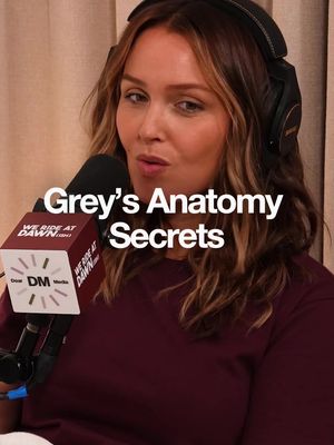 Scripts on the body. Lines taped to the scrubs. @Jessica Capshaw and @Camilla Luddington reveal the sneaky script tricks on set 🩺 🎙️ Link in bio for more @werideatdawnish  #greysanatomy #greysanatomysecrect #actress #podcastclips 