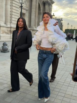 Have no fear, #Zendaya is here. The ‘Euphoria’ star and @Louis Vuitton ambassador arrives for Nicolas Ghesquière’s spring/summer 2027 show.