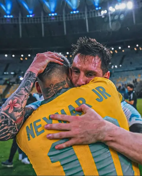 Quem ama futebol te aproveitou ao longo desses anos…  Hoje é seu ultimo jogo com a camisa da tua seleção, do teu país e eu espero que você curta cada segundo, que todas as homenagens hoje te façam feliz.  Não é só Argentina que te agradece, o mundo agradece por tudo que fez ao futebol.  Obrigado por me fazer amar ainda mais o futebol, foi uma honra ter jogado contra você e mais ainda fazer história ao seu lado.  GRACIAS Leo Messi 🐐