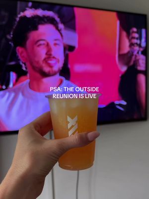 Serving up a vodka spritz to watch the final Outside episode on Netflix 🤝 #fyp #sidemen #netflix #outsidenetlix 