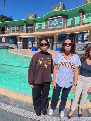 Harvey and the SeaWorld team are sending some San Diego spirit to Petco Park tonight. Time to rally behind the Padres! 💛🤎