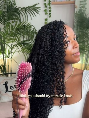 you installed your Miracle Knots…now WHAT?😂 here’s how I refresh mine + moisturize my natural hair underneath without doing the absolute most 🫧PRODUCTS USED 🫧 @BounceCurl Leave-In Conditioner Spray Bounce Curl Define EdgeLift Brush Full install is already up on my page! 🧚🏽‍♀️ #MiracleKnots #NaturalHair #naturalhairjourney #naturalhairtiktok #bouncecurlpr  