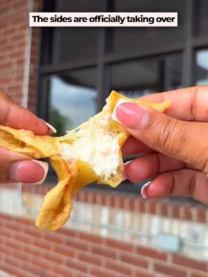 Watching crispy Crab Rangoon and juicy Dumplings completely steal the spotlight from the main bowl is the ultimate culinary plot twist. 🦀 Unboxing hot, golden-crisp side dishes paired with sweet chili and savory sauces turns a simple dinner into an absolute feast. 🤤 📍 Location:  3004 Cullen St, Fort Worth, TX 76107 Mon–Fri · 10 AM – 11 PM Sat–Sun · 11 AM – 11 PM Get the main character sides directly via bowlsofrice.com. ⚡️#bowlsofrice #bowlsofricetexas #fortworthricebowl #dumplings #crabrangoon