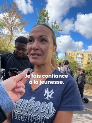 « Je fais confiance à la jeunesse »  Du lycée Turgot du 3eme arrondissement de Paris, au Collège et Lycée Henri Wallon d’Aubevillier dans le 93, je suis parti interroger les jeunes et leurs profs sur leur révolte et leurs revendications.  Merci à eux d’avoir le courage que ma génération n’as pas eu.  Pour ce que ça vaut, je suis avec vous. 💪