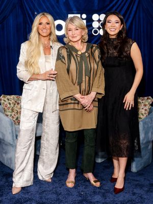 When it comes to investing, it pays off to do your homework. During the Smart Money Social Club, @marthastewart shared why it matters to dig in and learn about companies before investing. Watch the full livestream at the link in our bio! @yourrichbff