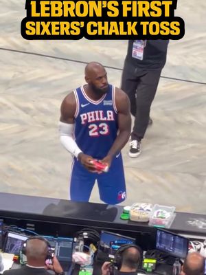 PHILADELPHIA’S FIRST CHALK TOSS FROM LEBRON! 👑 (VIA X / @ ArashMarkazi) #NBA #lebronjames #76ers #nbapreseason