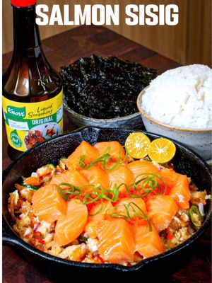 Salmon Sisig Nori Wraps 🍣🔥 Crispy salmon belly sisig topped with fresh sashimi-grade salmon, ikura, scallions, and chili, then wrapped with Japanese rice in roasted nori. The mix of crispy and creamy makes every bite really satisfying, while Knorr Liquid Seasoning adds that extra savory, unlinamnam depth. @Knorrph  #KnorrPH #KnorrLutoMoYan #Unlinamnam