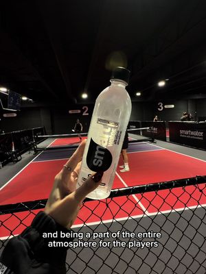 What an incredible night hosting sip & serve presented by @smartwater 💙 Nothing like the city coming together to play some pickleball!!  My absolute favourite water with both alkaline and antioxidants. Helps me recover and hydrate, with 9.5+ph and antioxidants.🤝 Stay hydrated with that crisp taste my friends! #smartwaterpartner #ad 