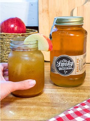 Save this apple cider moonshine recipe for later😉#olesmoky #applepiemoonshine #appleciderrefresher