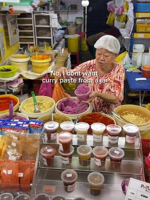 Auntie makes your curry pastes fresh, right in front of you, from buckets of individual spices. You can smell the difference before you even taste it 🌶️  📍 Lizar Chilli Curry Spices, Pasar Besar TTDI Save this for your next KL trip! #MalaysianFood #pasar #curry #spices #fyppp 