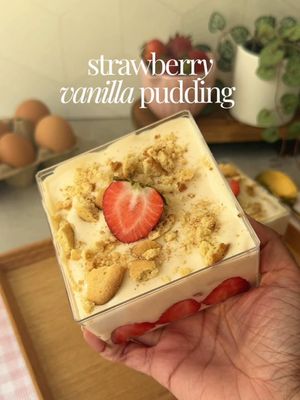 strawberry vanilla pudding! and the vanilla custard is made from scratch🍓✨ 💭full recipe is on milkteamali.com / linked in my bio! 