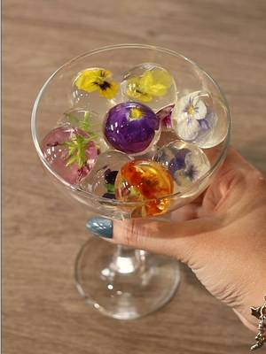 💐 Flower Garden Jelly 1 Sachet • Plain Agar-Agar Powder from Hokiku 150g • Sugar 1 Liter • Water 1 tsp • Lychee Essence Flavoring Edible Flowers Instructions: • Agar-agar - in a pan, add agar-agar powder, sugar, water, lychee essence, - turn on the stove to low - medium heat, stir until it simmers, then turn off the heat - transfer agar-agar liquid while it’s still hot into an ice ball mould - put edible flowers - chill to set // Easy recipe at home with IC and @Hokiku Agar-Agar 🌸 A beautiful flower garden in jelly form 🥰 you can serve it with your favorite drink, it’s tea time for me!  As always, I’m using Agar-Agar from Hokiku, Hokiku Bukan Agar-Agar Biasa 🤍 — #dessert #aesthetic #hokiku #agarhokiku #bukanagarbiasa  