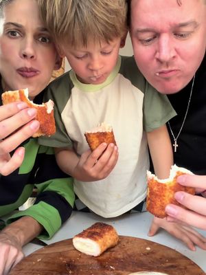 🌯 KŘUPAVÉ TORTILLOVÉ ROLKY SE ŠUNKOU A SÝREM! 🧀 Člověk by si řekl, taková blbost, ale tohle je naprosto skvělý! 😍 Rychlovka z pár surovin, krásně křupavá na povrchu a uvnitř rozteklý sýr. 🤤 Budete potřebovat: * Tortilly * Plátkový sýr (3 plátky na jednu tortillu) * Šunku (3 plátky na jednu tortillu) * Vajíčko * Strouhanku, ideálně panko * Olej na smažení * Kečup (volitelně) Postup: Tortillu můžete nejdřív potřít kečupem, já jsem ho tentokrát vynechala. Doprostřed naskládáme tři plátky sýra, na ně tři plátky šunky a pořádně zarolujeme. Obalíme v rozšlehaném vajíčku a následně ve strouhance. Doporučuju panko, protože díky ní budou rolky opravdu krásně křupavé! 😍 Osmažíme dozlatova a můžeme servírovat! Já jsem k tomu udělala jednoduchou ďábelku z majonézy a kečupu. ❤️ A klidně experimentujte s náplní! Myslím, že třeba s hermelínem by to byla taky naprostá pecka! 🧀 Dobrou chuť! ❤️