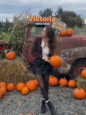 The perfect date idea to get you in the mood for the cosy fall and spooky season in Victoria, BC 🍁☕️🪵 #victoriabc #pumpkinpatch #vancouverisland #cornmaze #yyj 