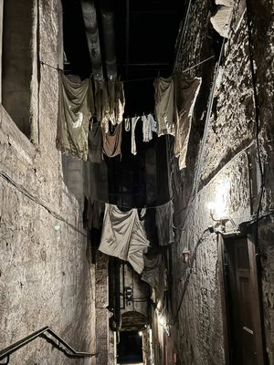 During the 17th Century,  infected residents were  locked inside this warren when the bubonic plague hit. The last resident left in 1902 but it was briefly utilised in WW2. Workmen rediscovered Mary King’s Close in Edinburgh in the 1980s (specifically around 1986) when they accidentally broke through the ground while carrying out construction work beneath the Edinburgh City Chambers on the Royal Mile. Then, in 2003, it was reopened to the public. @The Real Mary King’s Close  #hauntedtiktok #edinburgh #traveltok #spookyseason #spooktober 