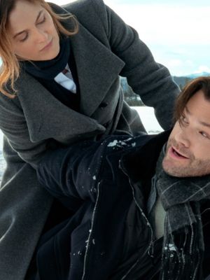 She’s a no-nonsense bodyguard. He’s a charming action star. Protecting him over the holidays is her job. Falling for him? That’s where things get complicated.   Starring Leighton Meester and Jared Padalecki, and based on Katherine Center’s bestselling novel The Bodyguard, GUARDING STARS arrives November 18, only on Netflix. #GuardingStarsNetflix