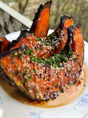 PUMPKIN, BUT MAKE IT STICKY, SPICY & DELICIOUS (what more could you want? 🤷‍♀️) Roasted Crown Prince pumpkin coated in a sticky, sweet and spicy soy glaze, served on a ridiculously creamy peanut lime sauce. Add a bowl of fluffy rice on the side and you’ve got yourself the dreamiest autumn dinner. Save this for your next cosy dinner! RECIPE ½ Crown Prince pumpkin Olive oil and salt 2 tbsp hoisin 2 tbsp sriracha 1 tbsp agave 1 tbsp soy ½ tbsp rice vinegar 1 tsp sesame oil 1 garlic clove, grated 1 inch piece peeled ginger, grated 100g smooth peanut butter 2 tbsp water (more if needed) 3 tbsp soy sauce 1 lime juice 2 tsp agave To garnish: 1 tbsp white sesame seeds 1 tbsp black sesame seeds 1 tbsp chopped chives Your favourite chilli crisp METHOD Preheat the oven to 180 fan or 200C. Take half the squash and remove the seeds. Cut it into 4-5 thick wedges, leaving the skin on. Place the wedges onto a tray, drizzle with a splash of oil and salt then place into the oven to roast for 45 min.Whisk together all the ingredients for the glaze. After 45 minutes baste the squash wedges with the sticky glaze. Repeat again after 10 mins then switch to grill to caramelise the sauce. Baste as many times as you want to get a nice thick coating of the sauce.Quickly whisk together the ingredients for the peanut sauce then get ready to plate.Whilst the squash is still on the tray, sprinkle over mixed sesame seeds and finely chopped chives.Serve on a bed of the peanut sauce and dive in!