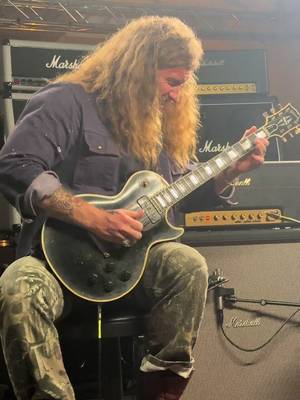 When the king of shred visits the studio… #marshallamps 