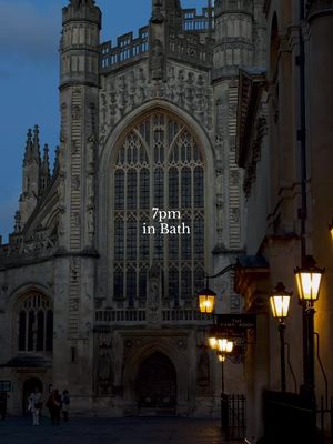 Blue hour is a truly magical time that occurs during the early evening in October in England. As the nights draw in and the cosy vibes take over, it's a great time to make the most of the eery, Halloween weather 👻💙 #bathuk #bath #bathabbey #visitengland #autumn