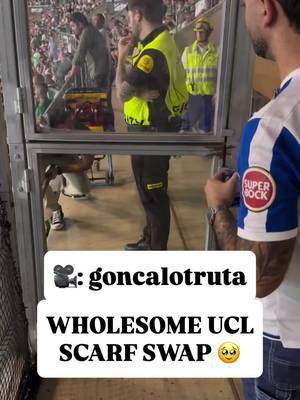 PORTO-BETIS SPORTSMANSHIP ON DISPLAY 🇵🇹🇪🇸 A traveling Porto supporter swapped scarves with a Real Betis fan prior to Wednesday’s Champions League match, in a display of spontaneous cross-club friendship that makes football so great 🥹 🎥: @Gonçalo Truta 