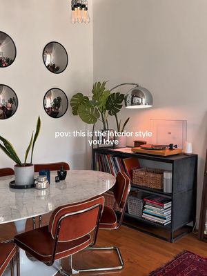 Autumn is in full swing in my apartment 🌇🍁 #apartmentaesthetic #interiordesign #midcenturymodern #secondhand #homedecor