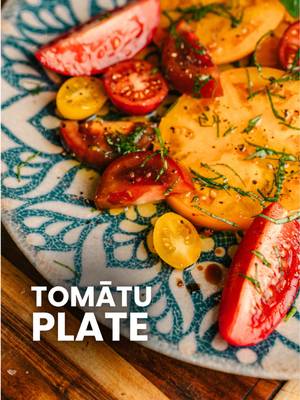 Neticami, cik vienkārši pagatavot kaut ko tik gardu! 🍅 Tomātu plate, kas pierāda, ka reizēm labākās garšas slēpjas vienkāršībā.  Šoreiz gatavoju kopā ar Chiavalon olīveļļu un Guerzoni balsamico, ko vari atrast Gourmando veikalā. 🫒 #gourmando #recepte 