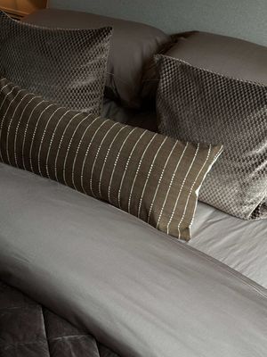 there’s no excuse for an ugly bed anymore 👇🏾 Here’s my hotel-style bed-making formula in only 20 seconds, from sizing up your duvet to layering pillows, cushions and a bedspread for that full, luxurious look. All products are linked in my ‘bedding essentials’ Save this for the next time you change your bedding. Your bedroom will thank you. duvet cover set @H&M HOME  sheet + extra pillows @Marks and Spencer  bedspread @Dunelm  #homedecor #interiordesign #bedroomdecor 