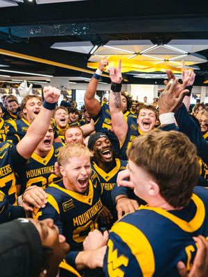 winning locker room 👏 >>>>> #cfb #wvufootball #countryroads #almostheaven 