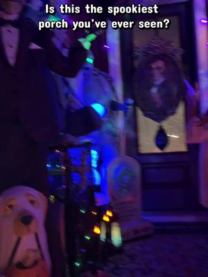 This might be one of the BEST decorated houses in the Lowcountry! The amount of detail is absolutely insane. 🔥 Would you walk up to this house on Halloween night? 👀🎃 #SummervilleSC #HalloweenDecorations #Halloween2026 #SpookySeason #CharlestonSC   