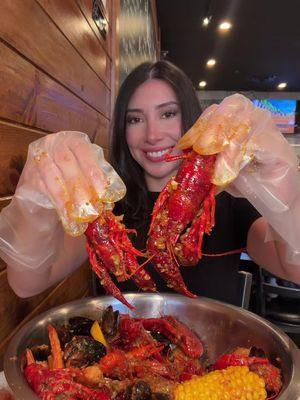 🔥LATE NIGHT AYCE SEAFOOD BOILS FOR ONLY $45 IN HOUSTON🔥 @Gao's Crab Houston is open until 1AM serving amazing seafood boils for AYCE for only $45! The best part is that it also includes a bunch of other food too like have noodles, rice, fried shrimp, onion rings, edamame, chicken tenders and more! For the seafood you can completely load up your boil with massive crawfish, jumbo shrimp, mussels, clams, baby squid, and then add all the extras like sausage, corn, and potatoes. They have cocktails too so this would be such a fun spot for a seafood date night. Be sure to check them out!  📍 Gao’s Crab 9888 Bellaire Blvd #108, Houston 