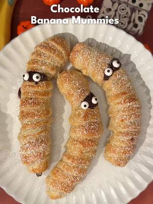 Mummy knows best 🍌 Chocolate Banana Mummies 🍌 4 Fresh Del Monte bananas 🍫 Chocolate bars, broken into pieces 🥐 Puff pastry, cut into strips 🥚 Egg yolk, for egg wash 👀 Candy eyes 🍬 Powdered sugar, for dusting #freshdelmonte #fruit #freshfruit #HalloweenTreats #bakingday