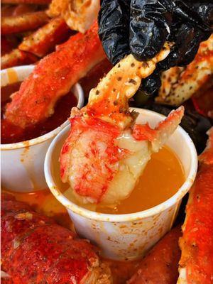 🦀🔥 KING CRAB or SHRIMP? Raising Claw is bringing the seafood deals! 👑 Spend $250 and get 1 LB of KING CRAB FREE! 🦐 Spend $85 and get 1 LB of SHRIMP FREE! Tag your seafood crew and come feast! Who’s ready to crack some crab? 🤤 📍 Raising Claw 13265 Harbor Blvd, Garden Grove, CA 92843 #Foodwithzen #RaisingClaw #SeafoodLovers #SeafoodBoil #GardenGroveEats