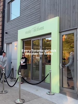 Miss @alixearle is in Torontoooo with @realeactives 💚 #toronto #alixearle 
