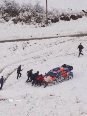Fans to the rescue 👏 #WRC#rally #motorsports #wrc