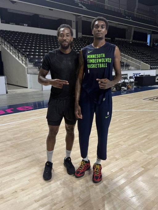 Kawhi Leonard and Jaden McDaniels putting in work together 👀 