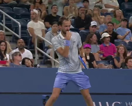 A Daniil Medvedev moment that got lost in the chaos tonight 

 