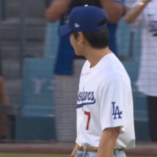 V from BTS throws a STRIKE for his Dodgers first pitch! ⚾️

#BTS #BTSArmy #방탄소년단 #Taehyung 