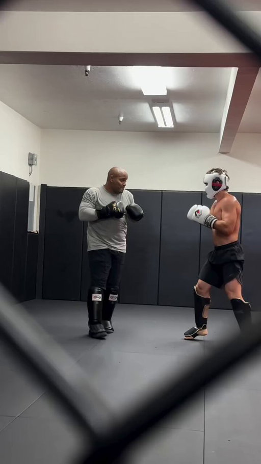 Daniel Cormier sparring with a young athlete, making it look effortless 😅💪 