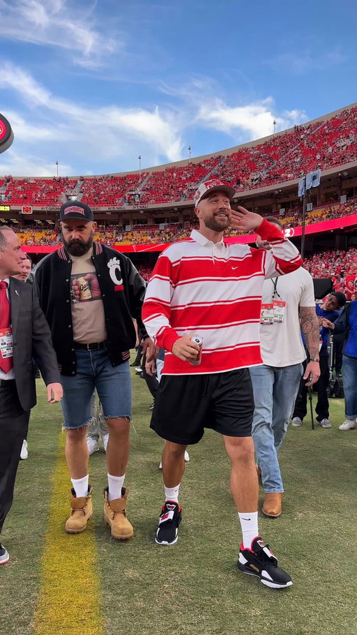 Bearcat Brothers in the house

@tkelce @JasonKelce 
