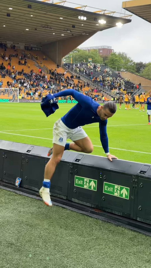 The travelling Toffees didn’t want to let Grealish go. 💙😅 
