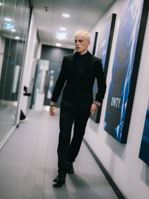 Arriving in style. 👔 