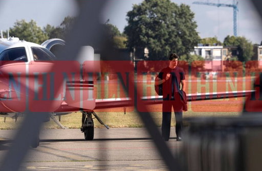 🚨 BREAKING! Senne Lammens spotted boarding a private jet to England earlier this morning. [@HLN_BE]