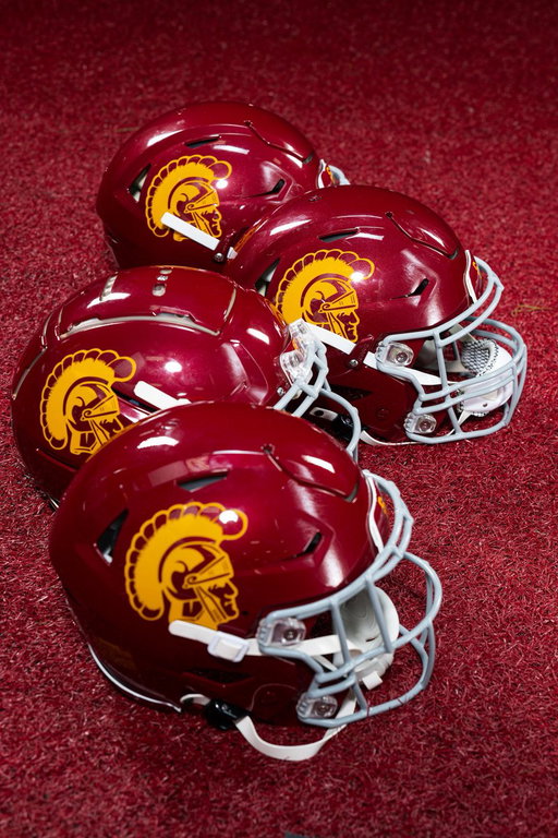 🚨 TICKET GIVEAWAY 🚨 

Quote tweet a random USC Football player. Any player, any team, any year. 

Whoever’s answer gets the most likes will win tickets to Saturday’s game at the Coliseum! 