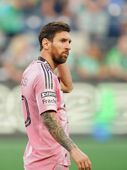 Messi was the only Inter Miami player to stay and watch the ENTIRE trophy ceremony, while still wearing his second-place medal - a gesture many fans saw as respectful given the result 💔 