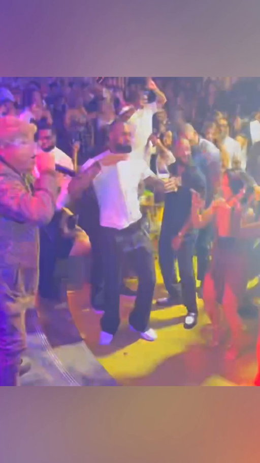 Bron out here having the time of his life while E-40 performs 🤣

(🎥: @jaesynth) 