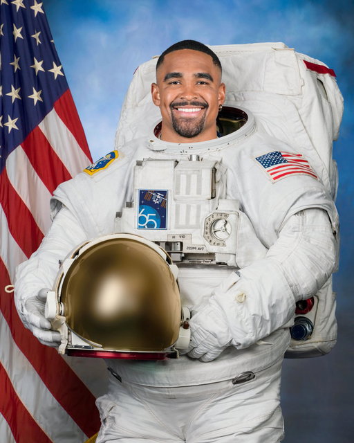 Throw the ball to AJ Brown or fly to the moon

Jalen Hurts: 