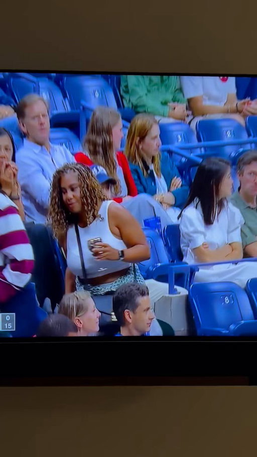 Forget the D list influencers there strictly for the instagram pic. These are the worst kind of people at the US Open. Johnny ear piece. 🤦🏻 