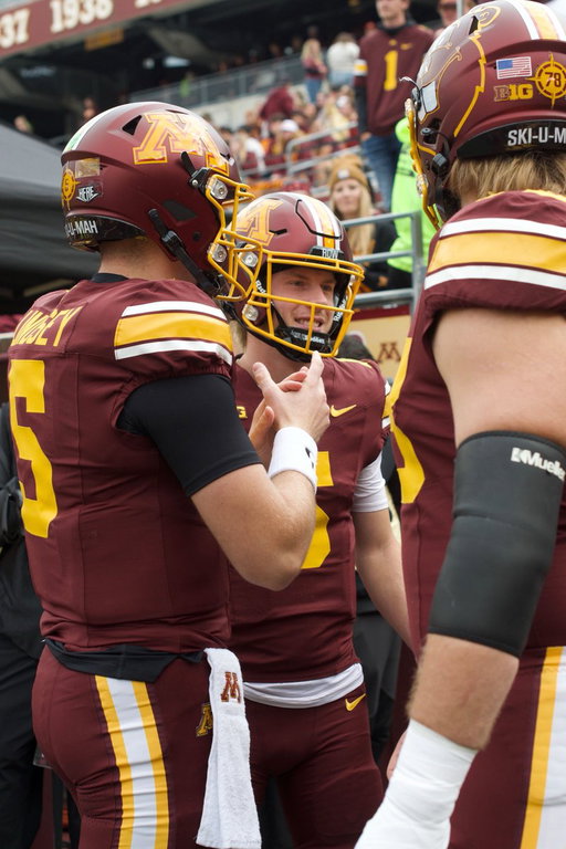 .@MaxShikenjanski has entered the game at QB for the Maroon and Gold! 

#RTB #SkiUmah #Gophers 